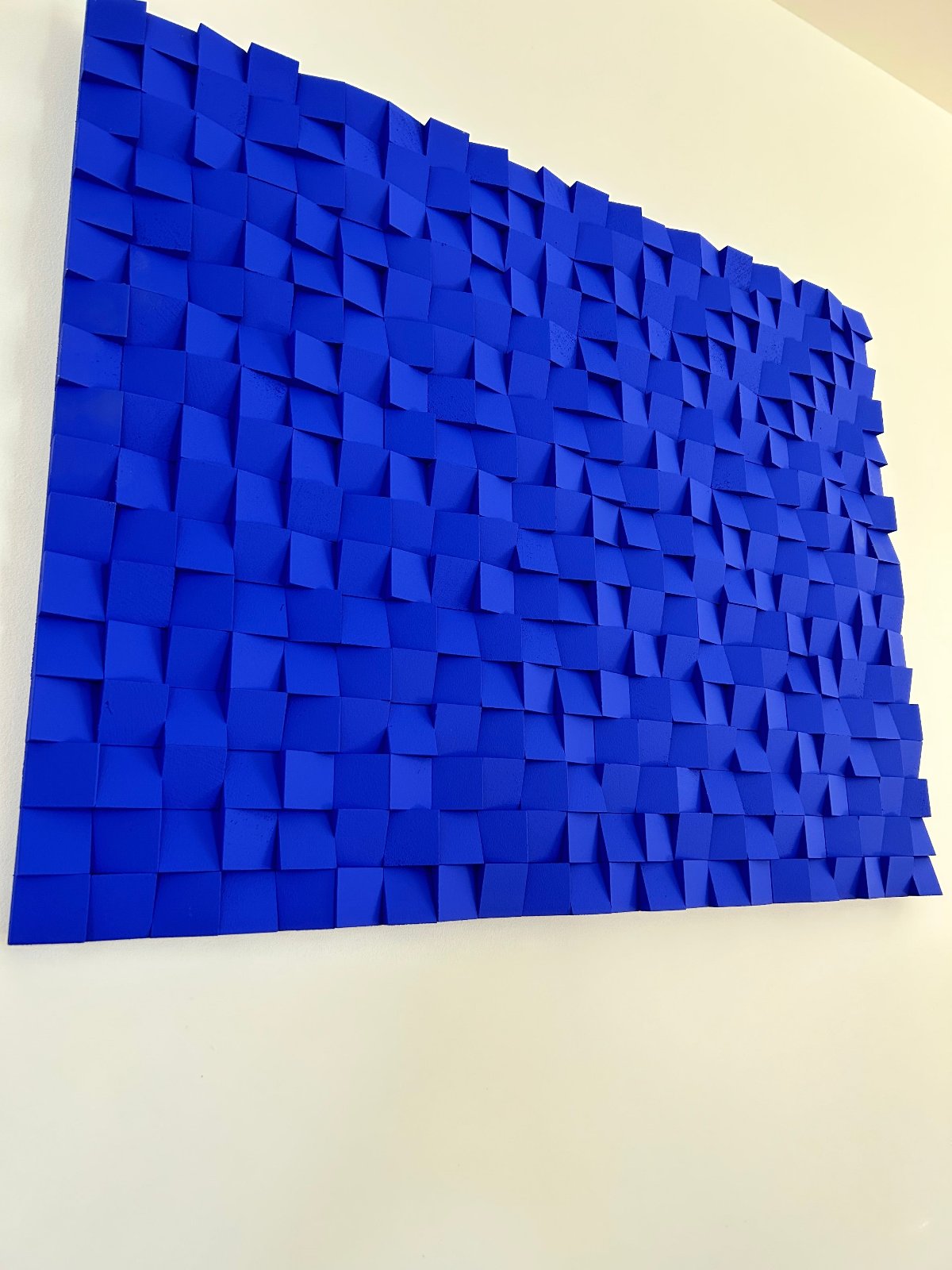 Art mural bleu outremer en bois, un produit artisanal pour votre intérieur.