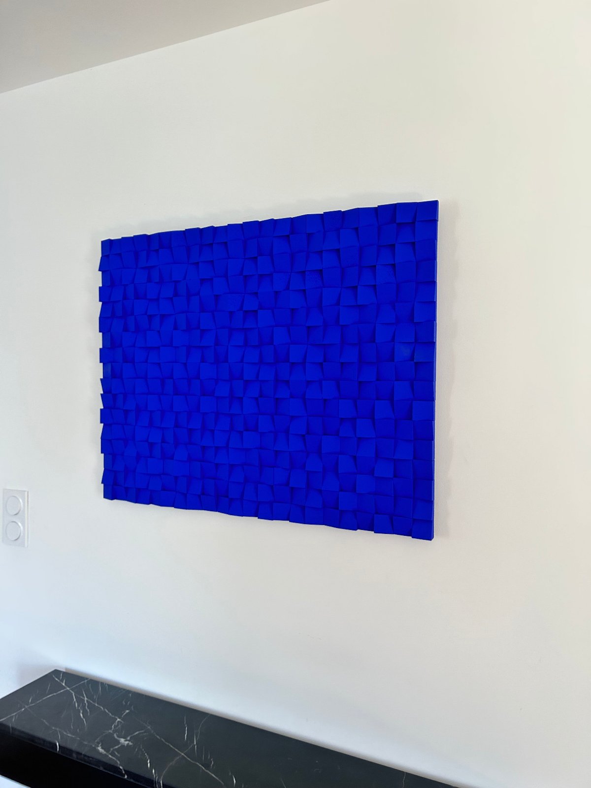 Pièce d'art murale bleu outremer, idéale pour une décoration intérieure unique.