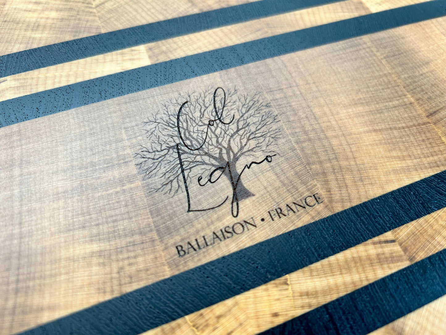 Vue du logo Col Legno gravé au dos de la planche à découper Saint-Saëns en bois de bout.